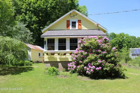 315 Vandenburgh Point Rd, Gloversville, NY 12078