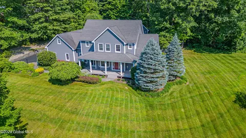2 Little Dr, Malta, NY 12020