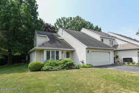 12 Carrie Ct, Schenectady, NY 12309