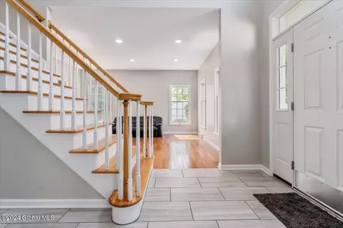 Entry Way - 45 Turnberry Dr, Slingerlands, NY 12159 photo 2 of 3