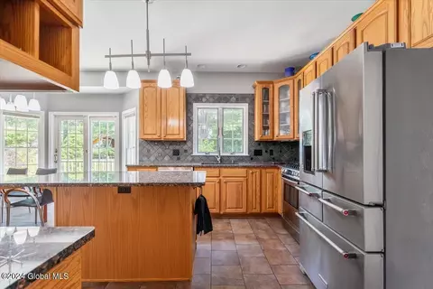Kitchen - 45 Turnberry Dr, Slingerlands, NY 12159 photo 1 of 6