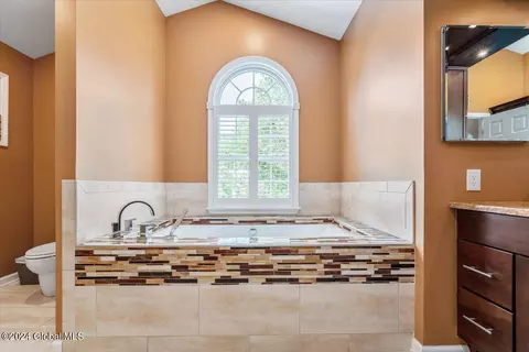 Bath - 45 Turnberry Dr, Slingerlands, NY 12159 photo 4 of 8