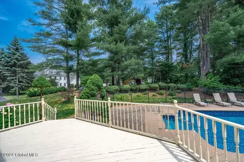 Exterior - 45 Turnberry Dr, Slingerlands, NY 12159 photo 6 of 7
