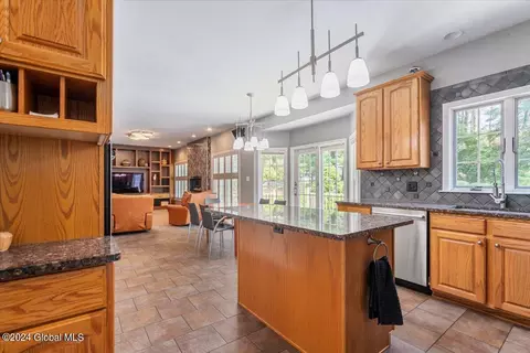 Kitchen - 45 Turnberry Dr, Slingerlands, NY 12159 photo 2 of 6