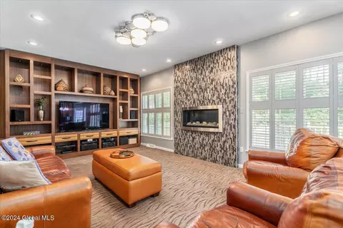 Living - 45 Turnberry Dr, Slingerlands, NY 12159 photo 4 of 5