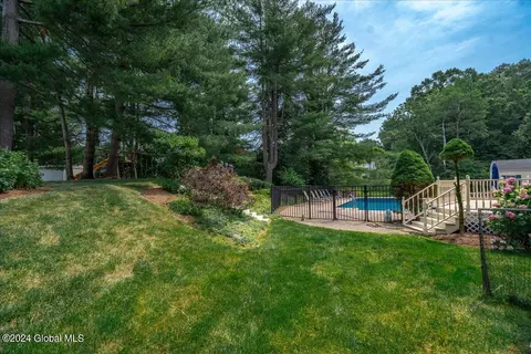Exterior - 45 Turnberry Dr, Slingerlands, NY 12159 photo 5 of 7