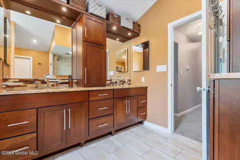 Bath - 45 Turnberry Dr, Slingerlands, NY 12159 photo 7 of 8