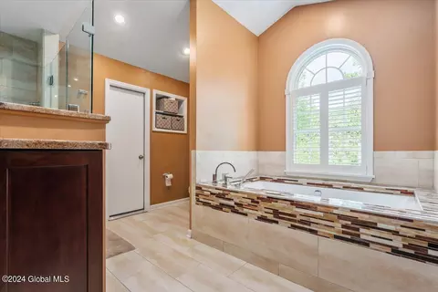 Bath - 45 Turnberry Dr, Slingerlands, NY 12159 photo 5 of 8