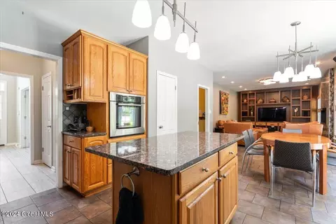 Kitchen - 45 Turnberry Dr, Slingerlands, NY 12159 photo 5 of 6