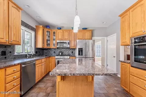 Kitchen - 45 Turnberry Dr, Slingerlands, NY 12159 photo 4 of 6