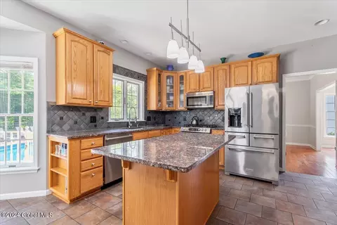 Kitchen - 45 Turnberry Dr, Slingerlands, NY 12159 photo 3 of 6