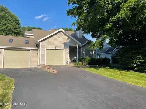 1 Mapleridge Ave, Halfmoon, NY 12065
