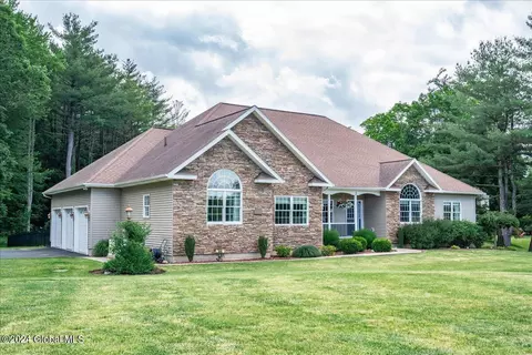 2 Fieldcrest Dr, East Greenbush, NY 12061