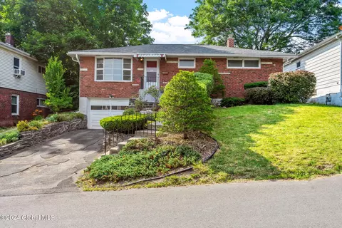 48 Winnie St, Albany, NY 12208