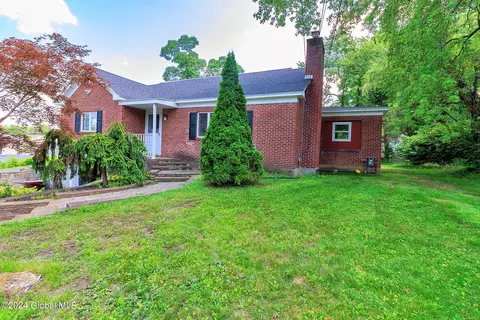 16 Van Heusen St, Albany, NY 12205
