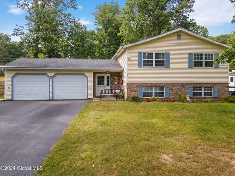 36 Pinehollow Dr, Ballston Spa, NY 12020