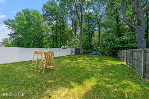 424 Chadwick Rd, Schenectady, NY 12304 photo 9