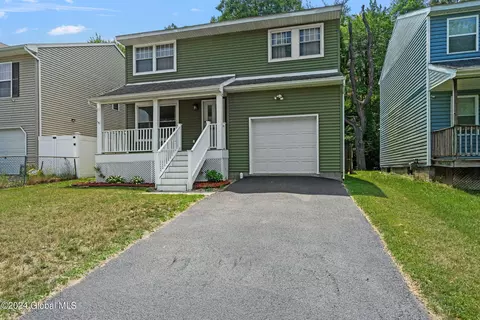 424 Chadwick Rd, Schenectady, NY 12304