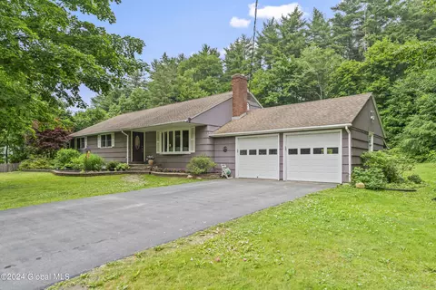 6 Wendy Ln, Burnt Hills, NY 12027