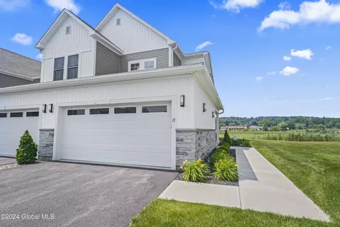 17 Wardley Cir, Cohoes, NY 12047