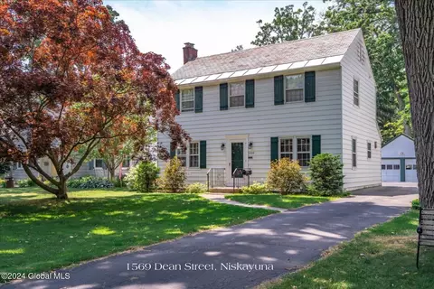 1569 Dean St, Niskayuna, NY 12309