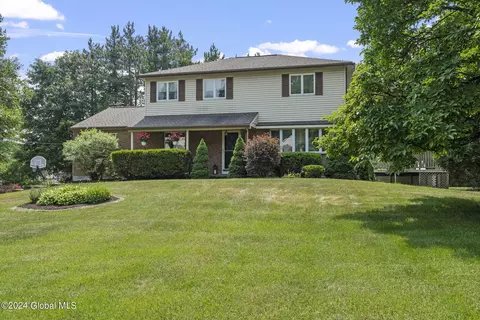 2 Cambridge Dr, Halfmoon, NY 12065