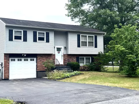 9 New Bridge Dr, Stillwater, NY 12170