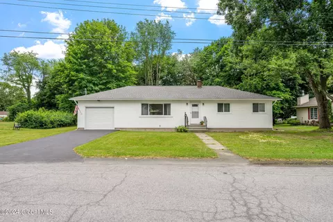 4 Holland Ln, Castleton On Hudson, NY 12033