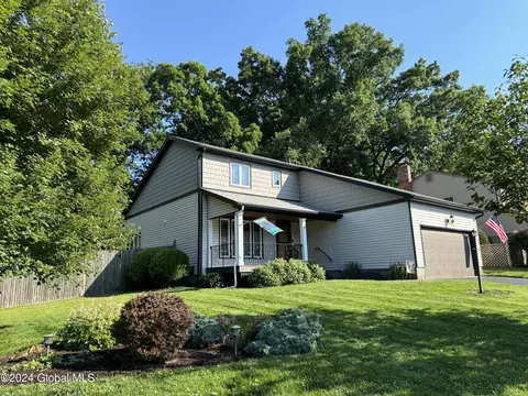 27 Aspen Cir, Albany, NY 12208