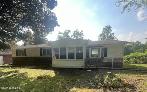 90 Clamsteam Rd, Halfmoon, NY 12065
