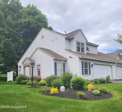 29 Highpointe Dr, Troy, NY 12182