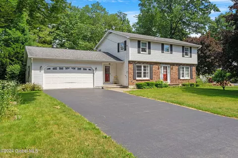 16 Sandstone Dr, Burnt Hills, NY 12027