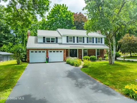 15 Upper Ball Ct, Menands, NY 12204