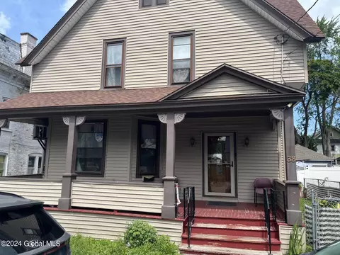 38 Chestnut St, Amsterdam, NY 12010