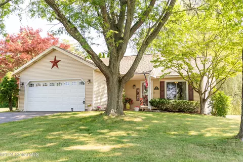 2 Kimberly Ct, Clifton Park, NY 12065