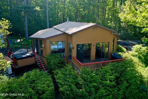 174 S Line Rd, Middle Grove, NY 12850