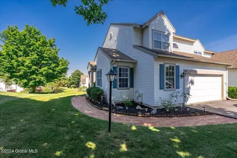 28 Empire Cir, Rensselaer, NY 12144