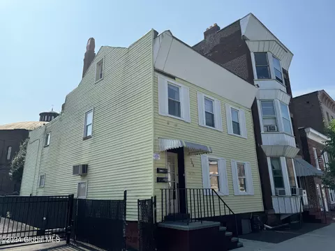 306 4th St, Troy, NY 12180