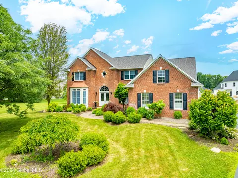 12 Shelbourne Dr, Loudonville, NY 12211