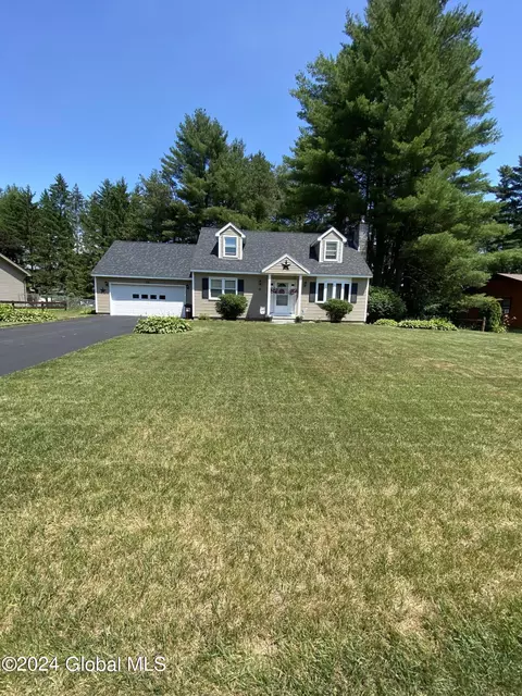 25 Sweetbriar Ln, Queensbury, NY 12804