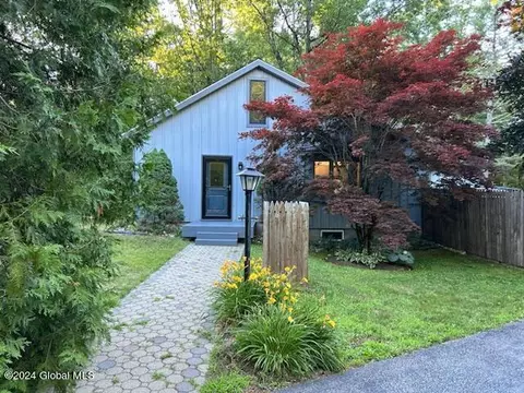 101 King Rd, Saratoga Springs, NY 12866