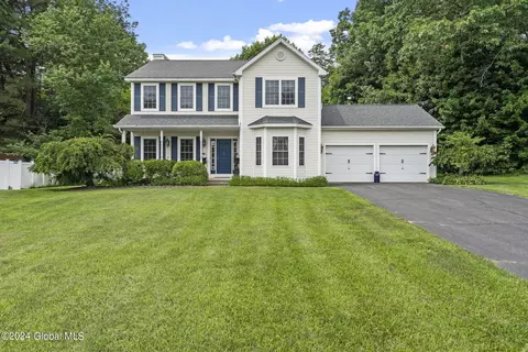 7 Maureen Ct, Clifton Park, NY 12065