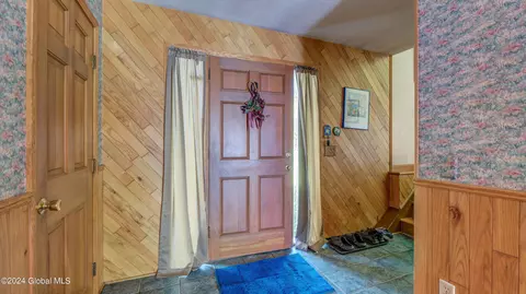 Entry Way - 141 Morrow Rd, Amsterdam, NY 12010 photo 3 of 5