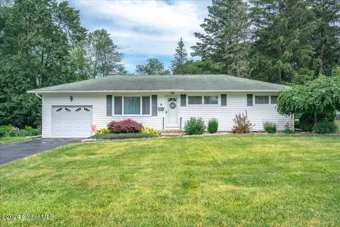 10 Lorna Ln, Loudonville, NY 12211