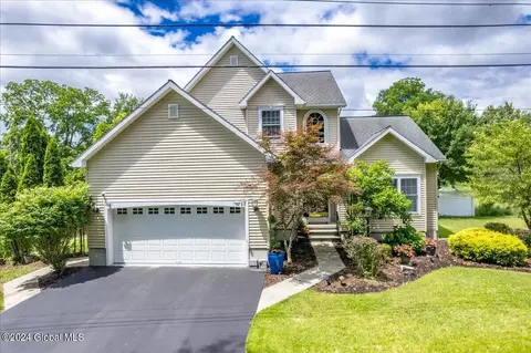 17 Hartman Rd, Albany, NY 12208