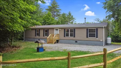 5 Ross Ln, Brant Lake, NY 12815