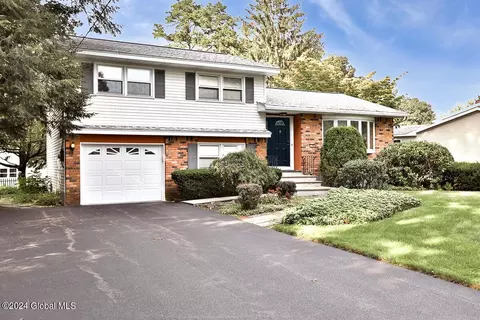 19 Scotch Pine Dr, Voorheesville, NY 12186