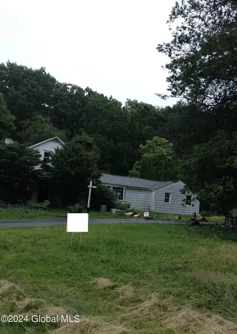 127 Old Post Rd, Malta, NY 12020