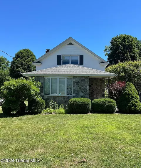 65 Bridge St, Broadalbin, NY 12025