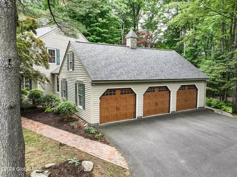 22 Ruxton Rd, Delmar, NY 12054 photo 3